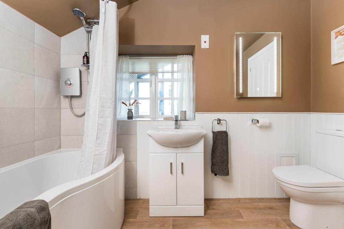 Central Malham Wellbeing Escape Hot Tub & Studio Exterior photo